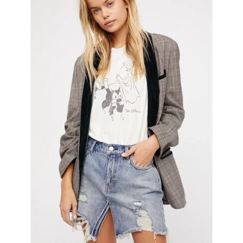 We the Free People Women Size 28 Relaxed and Destroyed Mini Skirt Denim Distress